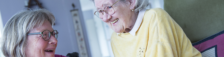 Smilende ældre kvinde og medarbejder på Nordhøj. Foto: Kenneth Jensen.