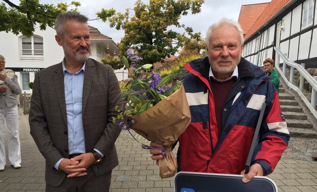 Formand for Job, erhverv og kultur, Michael Tøgersen (I) tv. og vinderen af Kulturpis 2024 Frode Holdgaard. Foto: Frederikssund Kommune.