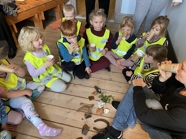 Marie Abel Hesse har lavet myntete, som børnene gladeligt smager på. Foto: Mikala Tordrup.