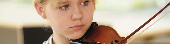 Pige med violin. Foto: Kenneth Jensen.