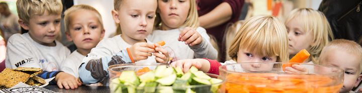 Børn spiser grøntsager. Foto: Kenneth Jensen.
