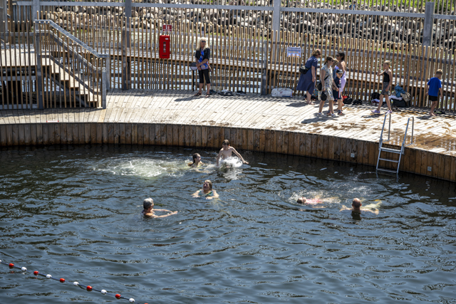 Vandglade gæster boltrer sig i vandet i det nye Kultur- og Havnebad. Foto: Kenneth Jensen.