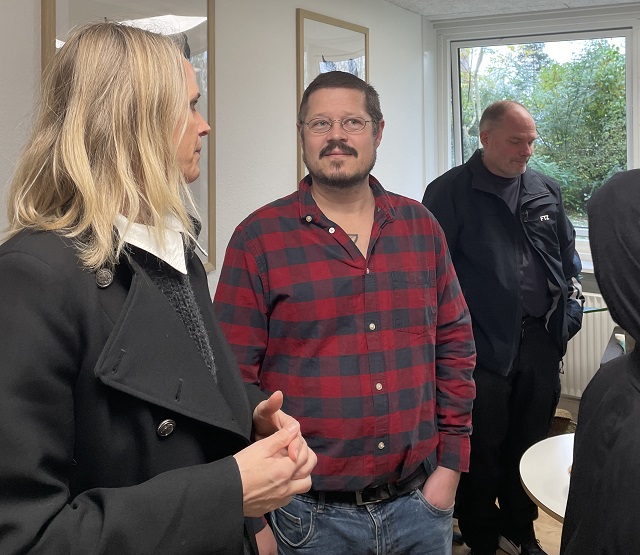 Chef for Center for Familie og Rådgivning, Laila Lunddorf i samtale med Rasmus Petersen (Ø), formand for Børn, familier og forebyggelse. Foto: Frederikssund Kommune.