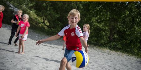 Børn spiller beachvolley på en strand. Foto: Kenneth Jensen, Frederikssund Kommune.
