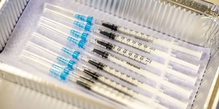 Kanyler med vaccine ligger klar til brug i en foliebakke. Foto: Kenneth Jensen.