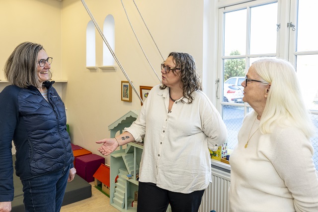 Familiebehandler Charlotte Bengtson, Mette Sejrbo og teamleder Bente Ørgaard Reisz i samtale. Foto: Kenneth Jensen.