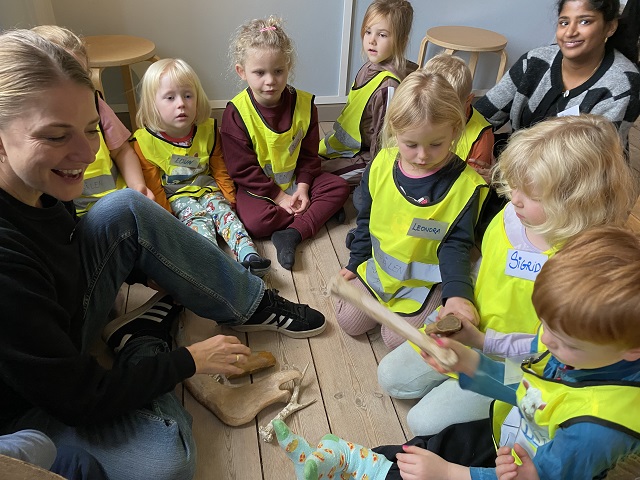 Børnene rører ved forskellige dyreknogler, der er fundet i jorden omkring Frederikssund. Foto: Mikala Tordrup.