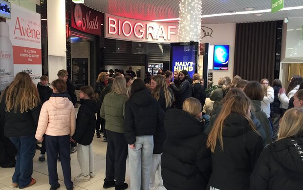 Skoleelever venter udenfor biografen i Sillebrocenteret. Foto: Frederikssund Kommune.