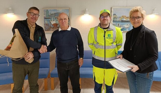 Afdelingsleder Verdis, Ib Larsen. Kim Askelund Madsen, afdelingsleder for Job og Virksomhedsindsats. Christian Stæhr, renovationsmedarbejder. Vibeke Platow, virksomhedskonsulent. Foto: Frederikssund Kommune.