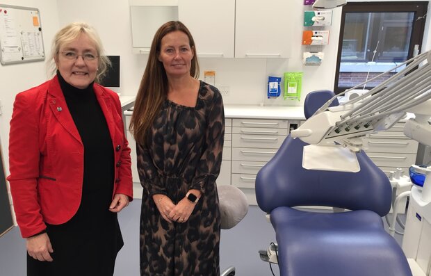 Borgmester Tina Tving Stauning (A) (tv.) sammen med udvalgsformand Anne Sofie Uhrskov (V) i et af lokalerne på den nye tandklinik. Foto: Frederikssund Kommune.