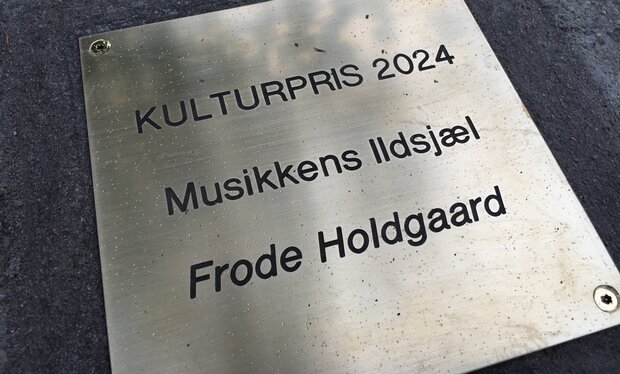 Vinderen af kulturprisen får en plakette ved Langes Magasin. Foto: Frederikssund Kommune.