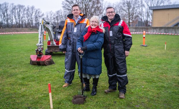 Skatteminister Rasmus Stoklund (A), borgmester Tina Ting Stauning (A) og folketings- og byrådsmedlem Hans Andersen (V) hjalp hinanden med at tage det første spadestik. Foto: Frederikssund Erhverv.