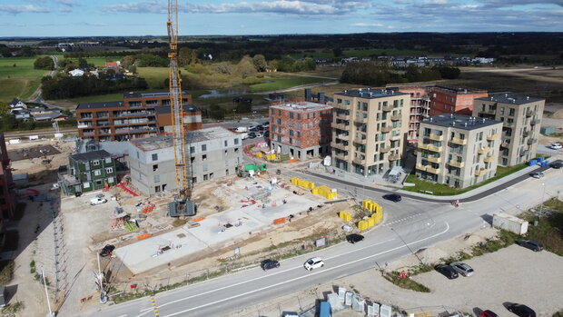 Ved Vinge Station bygges der lige nu 198 almene boliger. De 187 private lejligheder, der stod færdige i foråret er alle lejet ud hen over sommeren. Foto: Frederikssund Kommune.