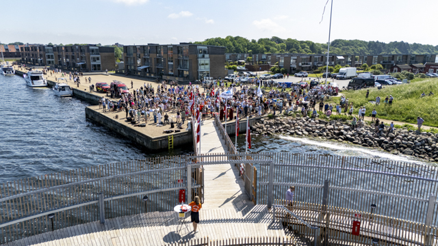 Mange hundrede mennesker mødt frem for at tage det nye Kultur- og Havnebad i øjesyn. Foto: Kenneth Jensen.