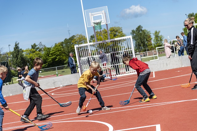 Børn spiller hockey udendørs. Foto: Kenneth Jensen.