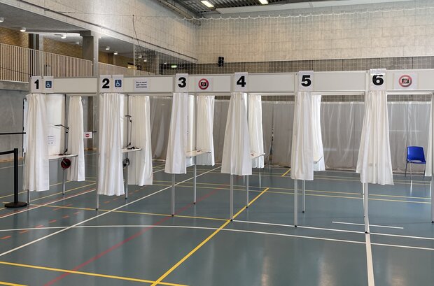 Stemmeboksene er klar til vælgerne på Ådalens Skole. Foto: Frederikssund Kommune.