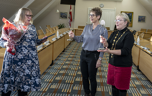 Tina Tving Stauning og Jette Lund Pedersen uddeler Handicappris 2024. Foto: Kenneth Jensen.