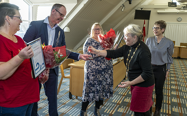 Tina Tving Stauning og Jette Lund Pedersen med prisvinderne repræsenteret ved fra venstre formand Hellen Hillander og bestyrelsesmedlem Niels Becker fra Team 2010 samt Maiken Eskildsen fra Vikingerne. Foto: Kenneth Jensen