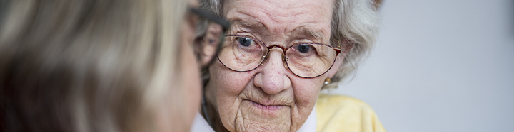 Ældre kvinde kigger. Foto: Kenneth Jensen.